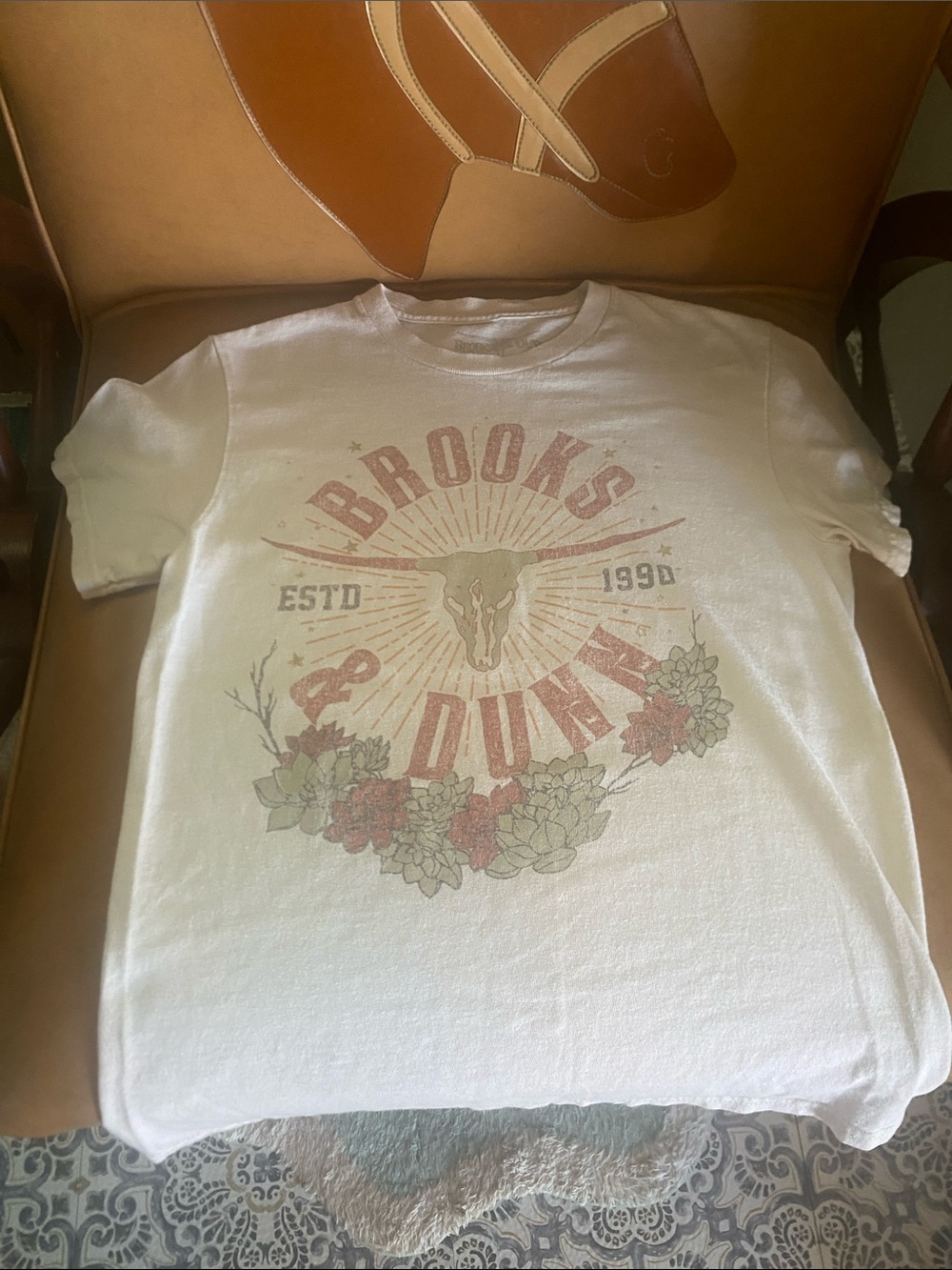 Brooks & Dunn Women's White Graphic Short Sleeve Tee — Floral Western Logo